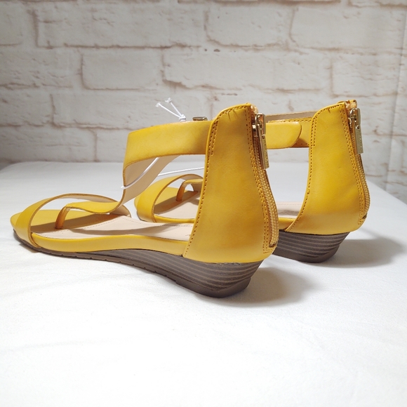 Reaction yellow sandals - Picture 2 of 5